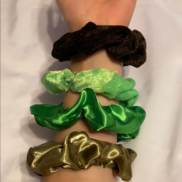 Green scrunchie bundle (free with purchase) - Picture 2 of 2